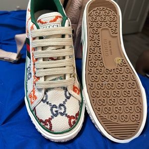 Never worn gucci sneaker